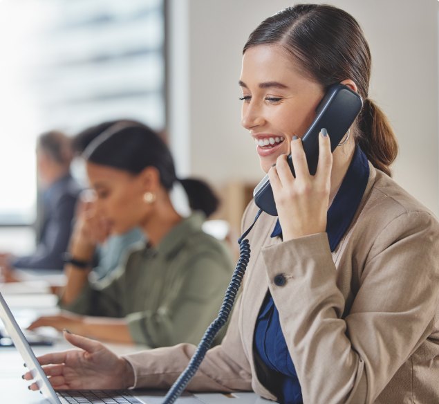 Equipe de atendimento da Conscam ao telefone
